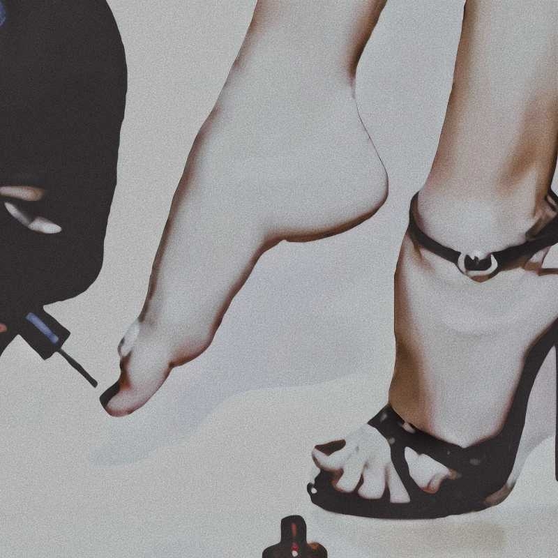 狗嘴叼油刷为主人涂脚甲